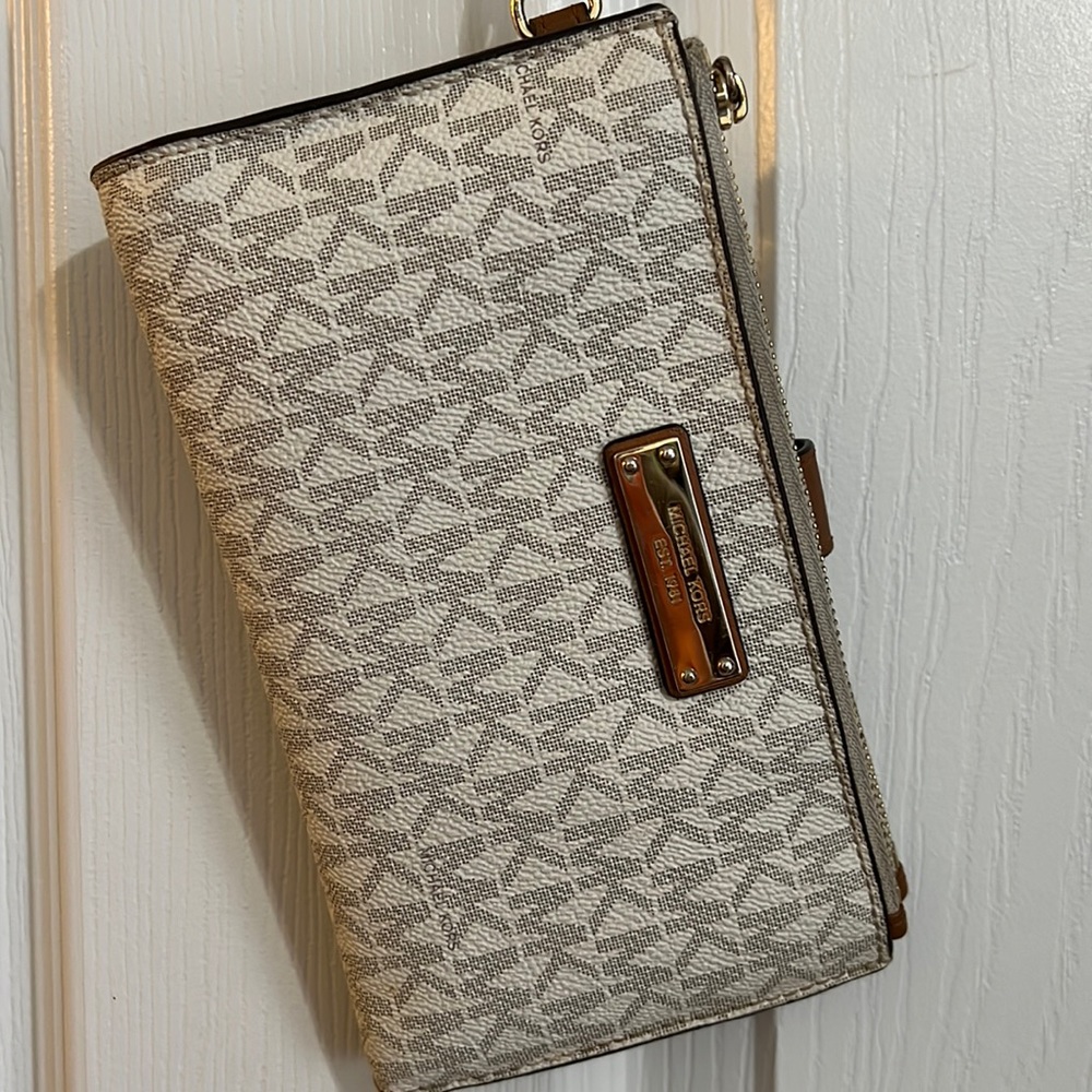 Michael Kors wallet wristlet with removable wristlet strap